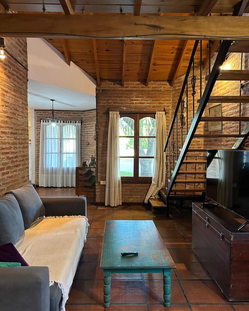 Excelente Chalet en Esquina, Calle 7 Esquina 30, Miramar. 3