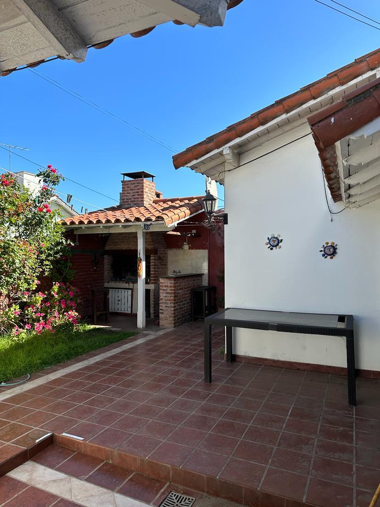 Chalet Sobre Lote de Terreno de 188 m². con Una Superficie Cubierta de 186 m². 5
