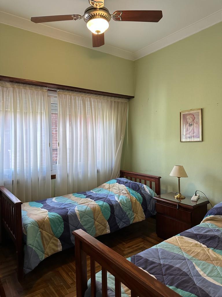 Chalet Sobre Lote de Terreno de 188 m². con Una Superficie Cubierta de 186 m². 4