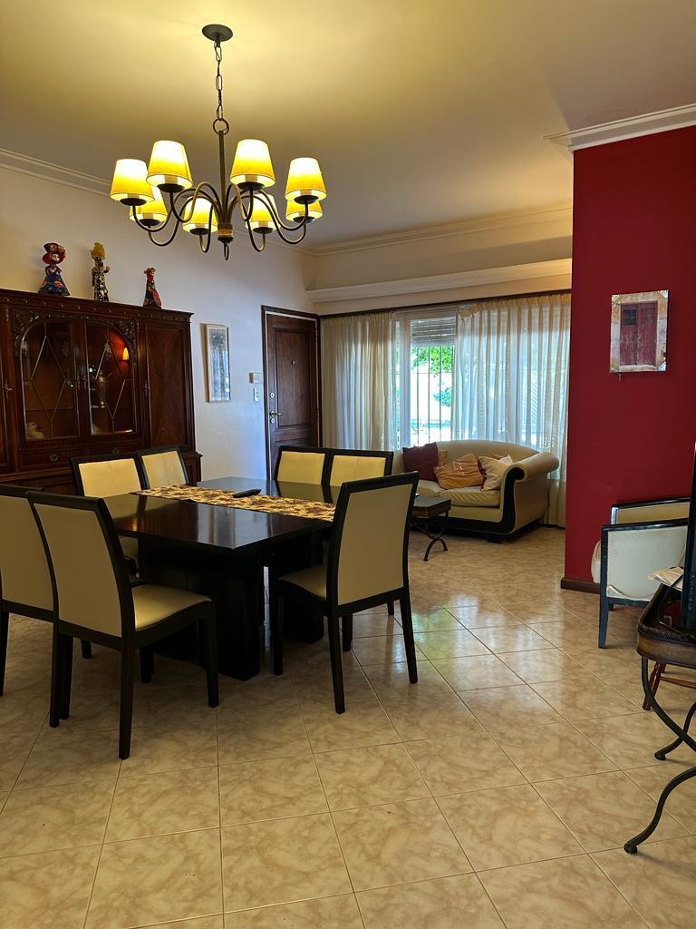 Chalet Sobre Lote de Terreno de 188 m². con Una Superficie Cubierta de 186 m². 2