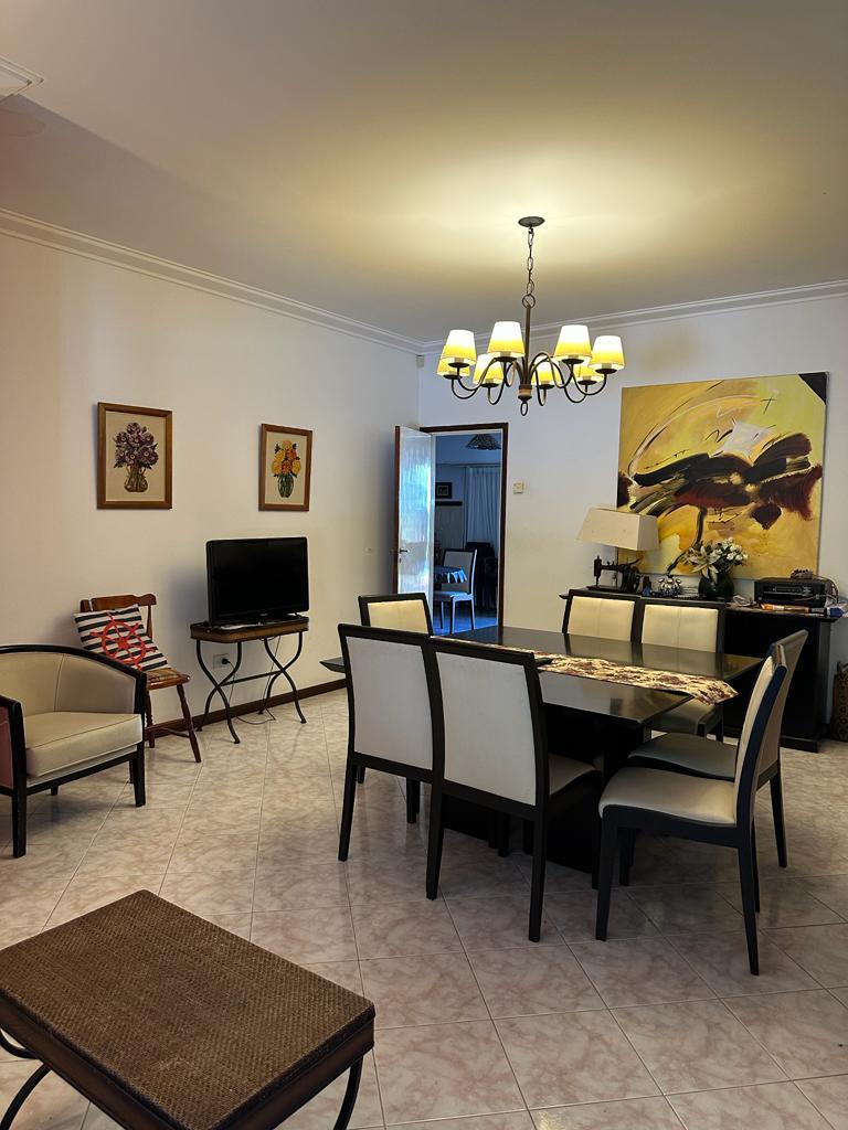 Chalet Sobre Lote de Terreno de 188 m². con Una Superficie Cubierta de 186 m². 1