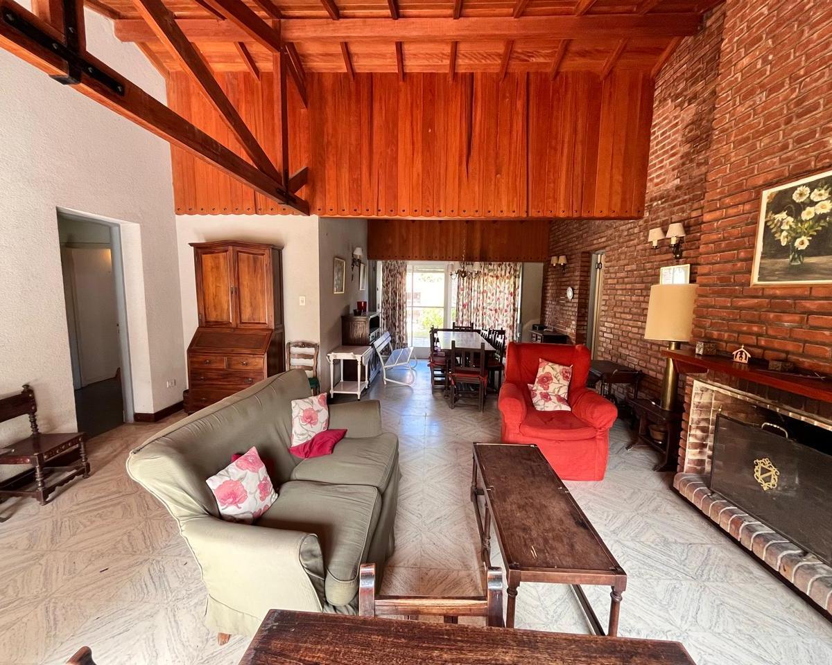 Chalet en Venta en Excelente Ubicacion Miramar 5