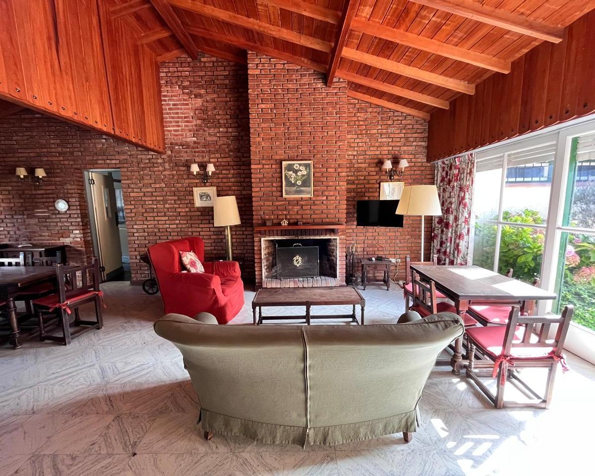Chalet en Venta en Excelente Ubicacion Miramar 3