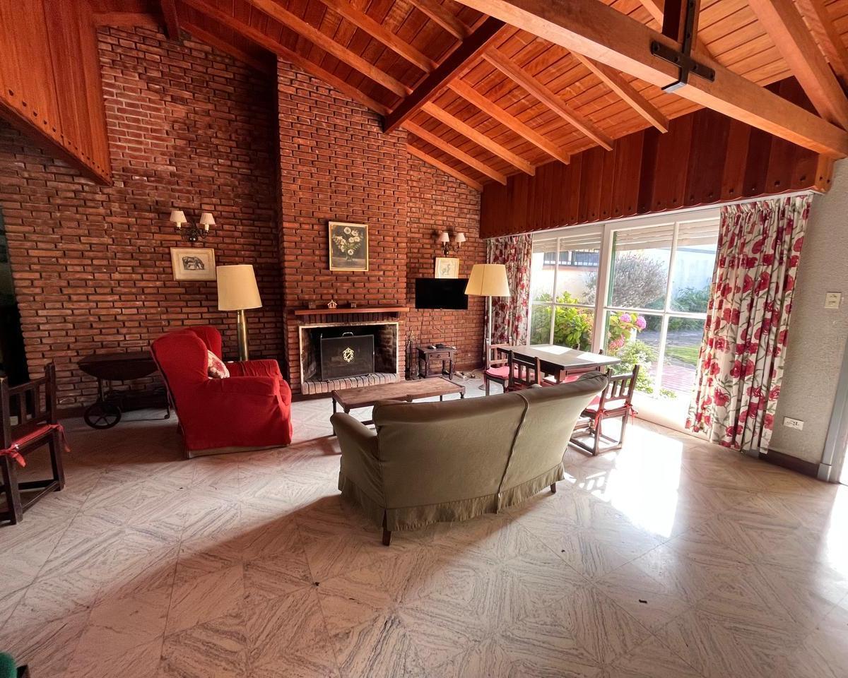 Chalet en Venta en Excelente Ubicacion Miramar 2