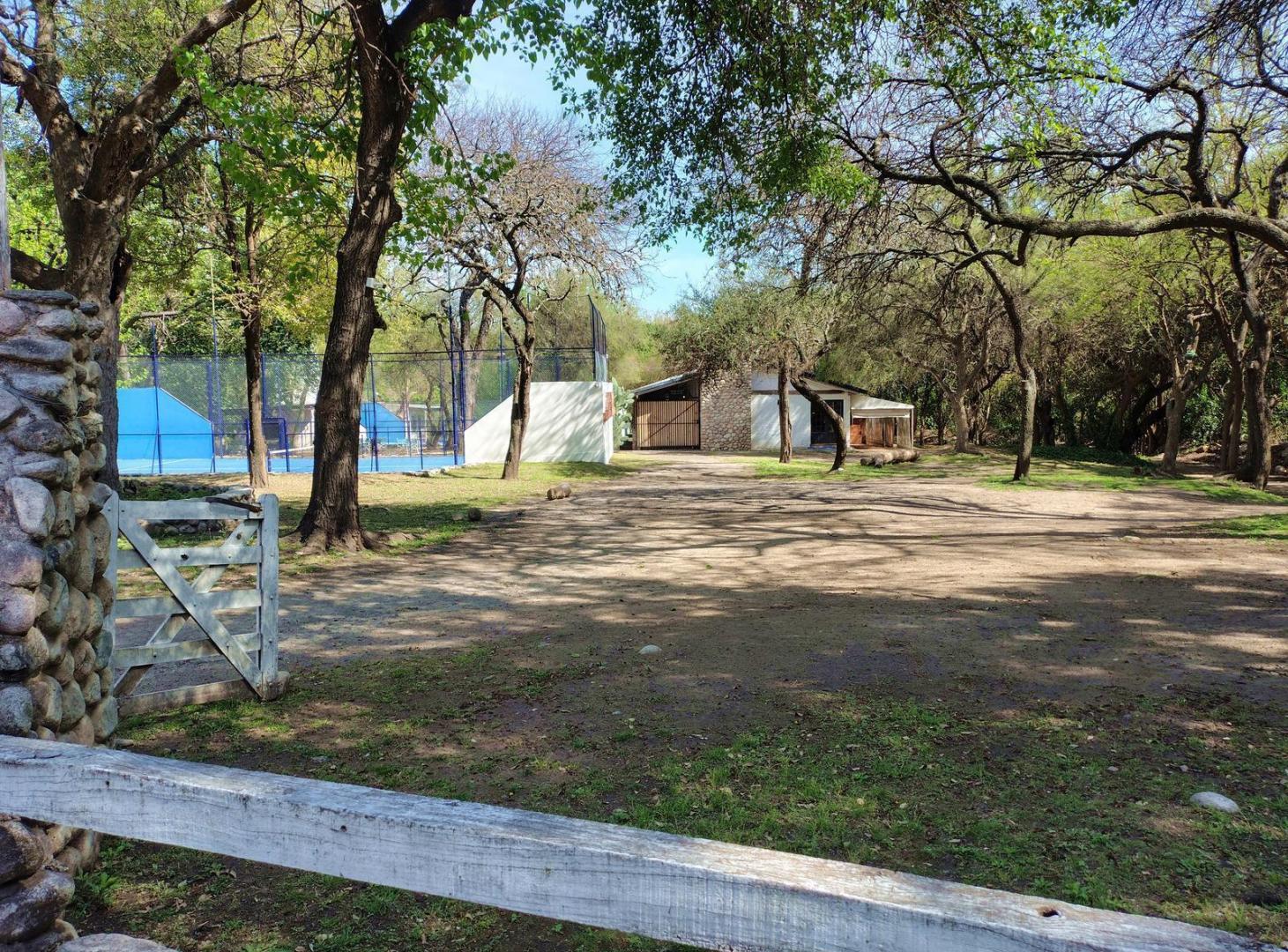 Foto de Venta Propiedad de 2 Ha. con Bosque y Arroyo, Gran salón, 2 casas y, imagen 4
