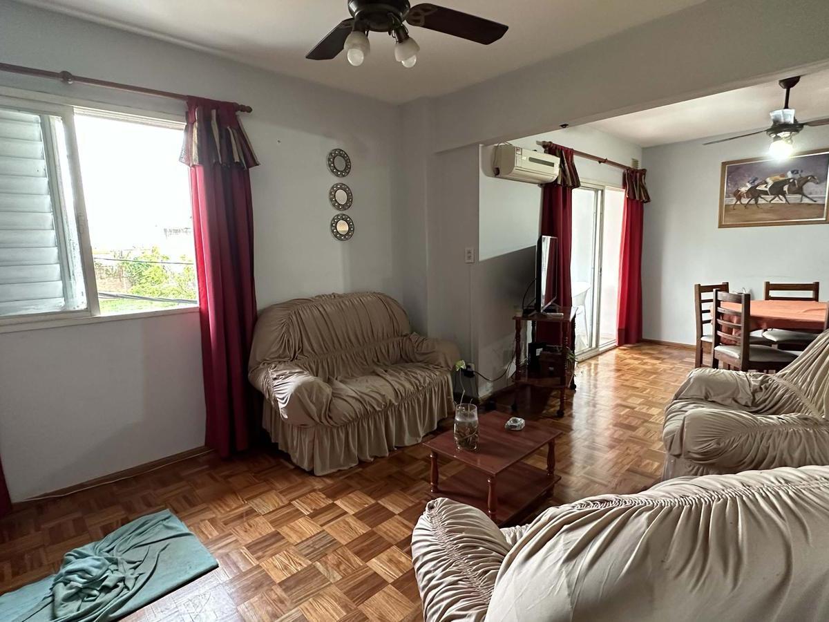 Amplio Departamento Céntrico - Permuto por Casa en Pueblo Belgrano o U. Oeste 3