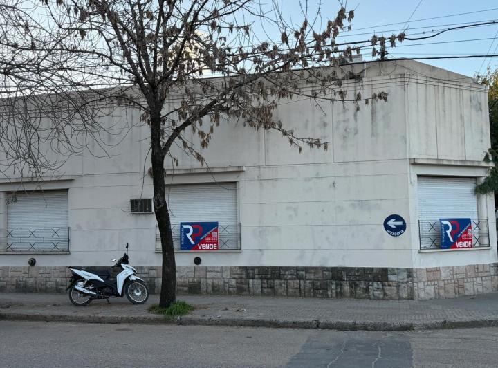 Casa en  Rivadavia y Santiago Diaz 1