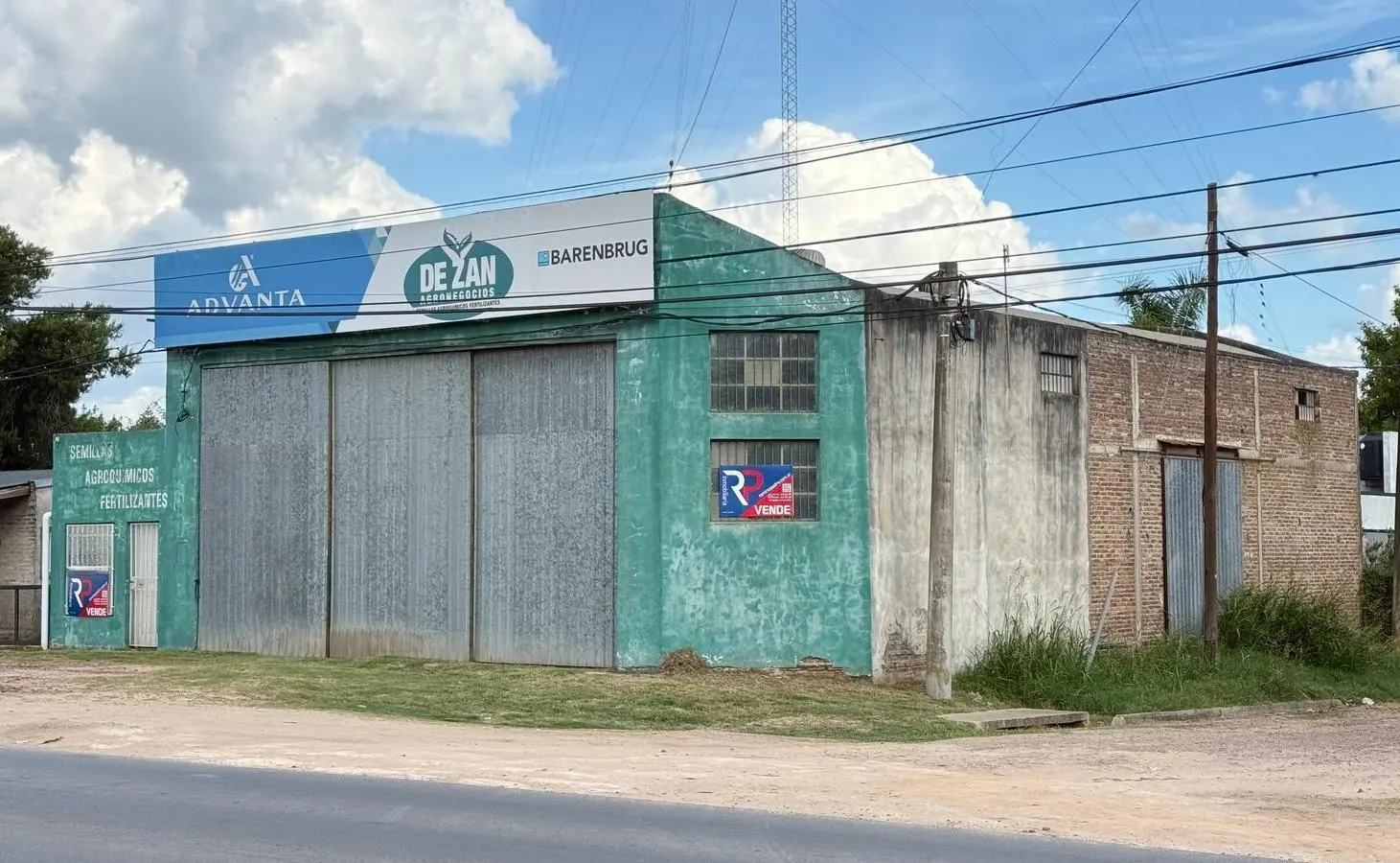 Galpón en Urquiza al Oeste Parada 4.5 (esquina Los Aromos) - Todos los servicios 2