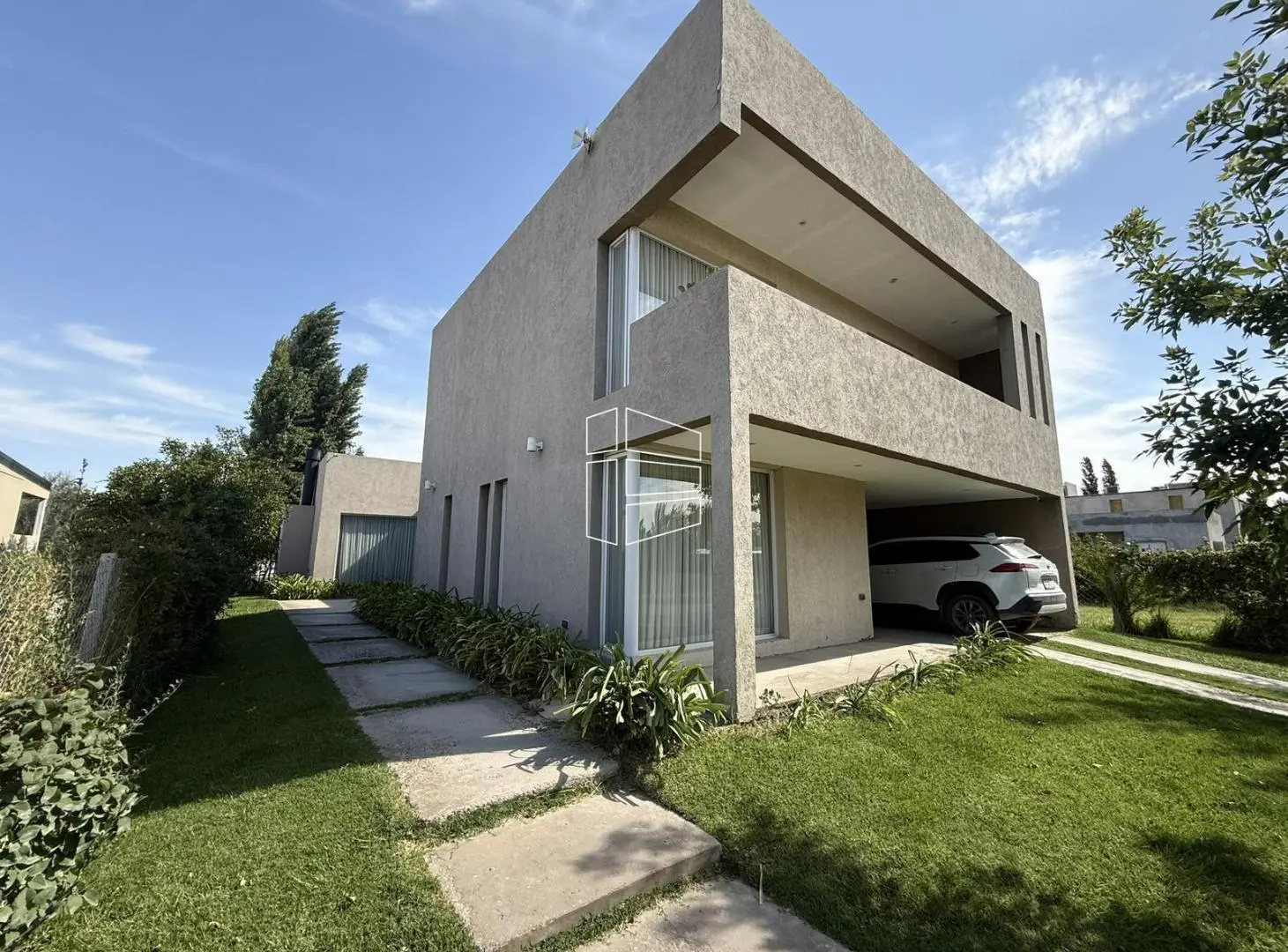 Venta - Casa de Nivel gerencial en Barrio Privado Jockey - C116 2