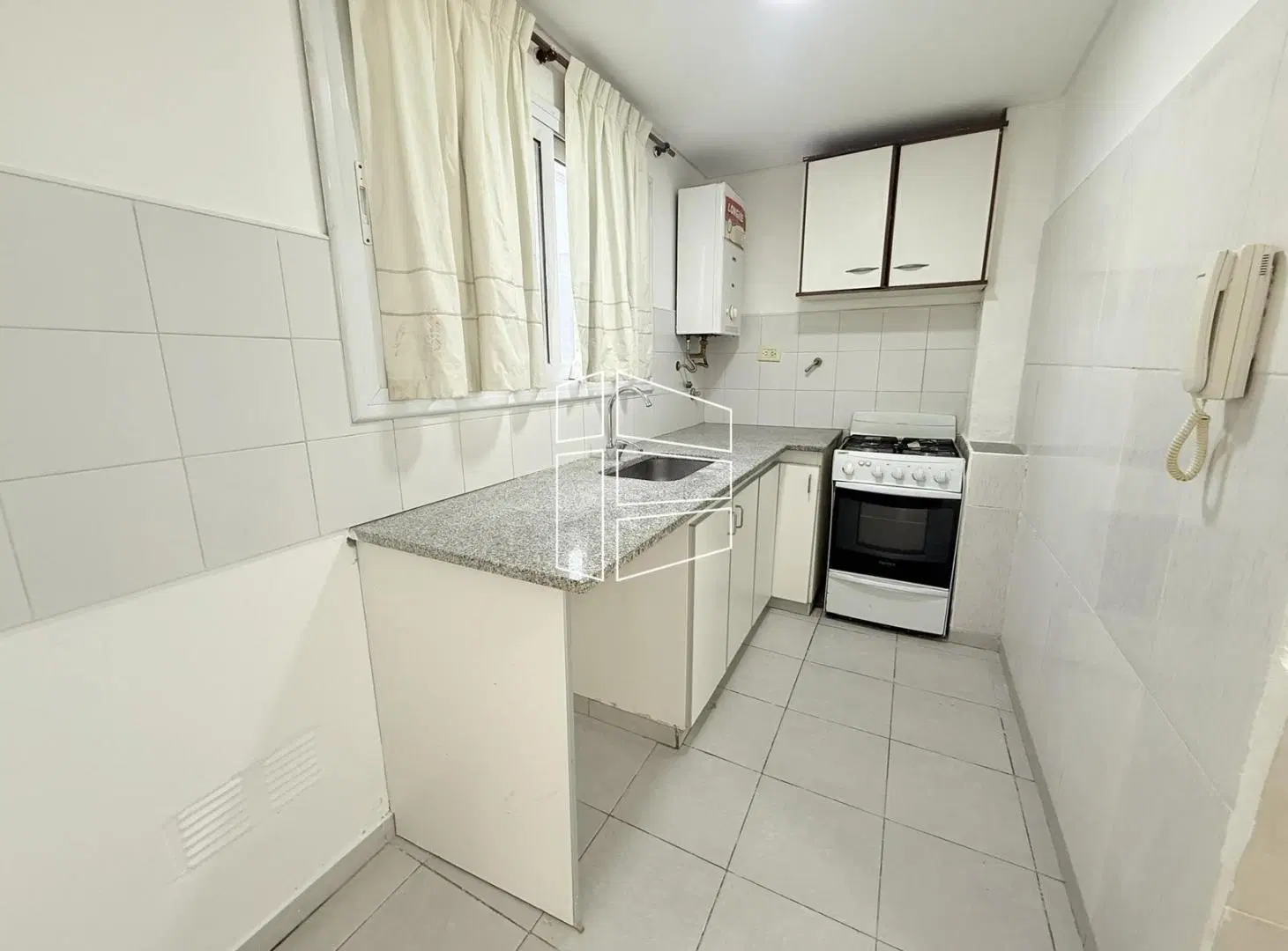 Alquiler - Departamento de 1 dormitorio con patio en Barrio Los Olmos - A105 1