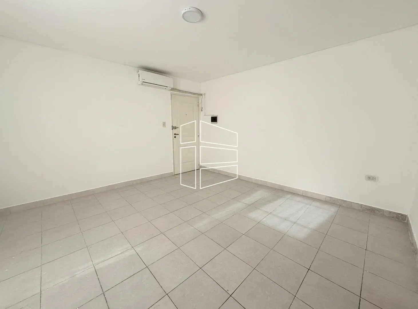 Alquiler - Departamento de 1 dormitorio con patio en Barrio Los Olmos - A105 2