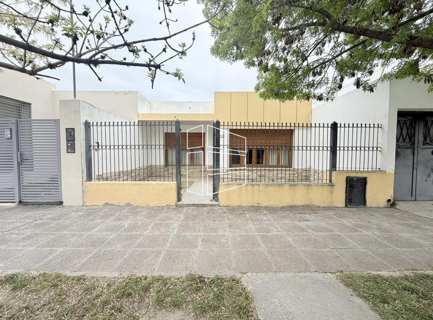 Foto de Venta - Casa Apta Crédito de 3 dormitorios en Barrio Los Olmos - C135, imagen 1