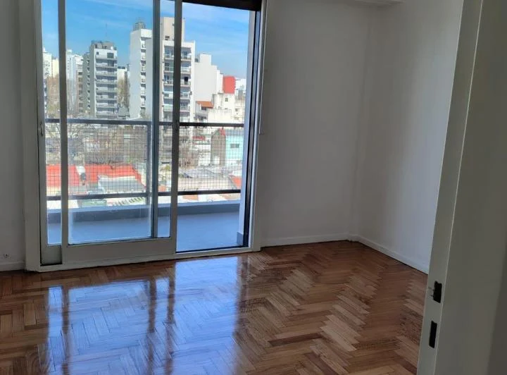 Amplio Depto. de 2 ambientes con Balcón corrido y muy Luminoso 4