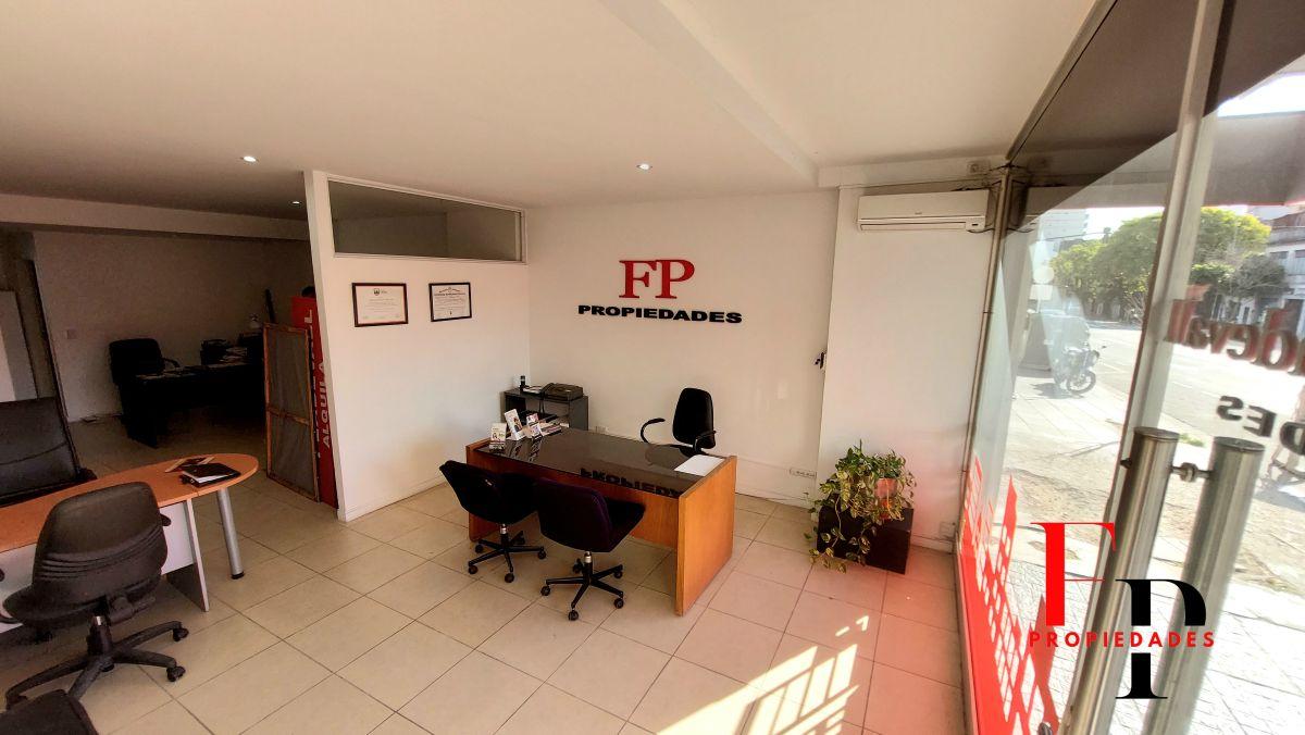 Luminoso Local Comercial sobre Av. Directorio 3500