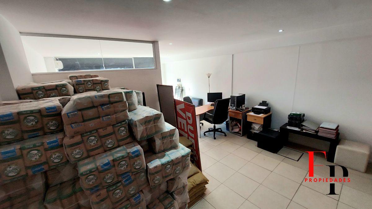 Luminoso Local Comercial sobre Av. Directorio 3500