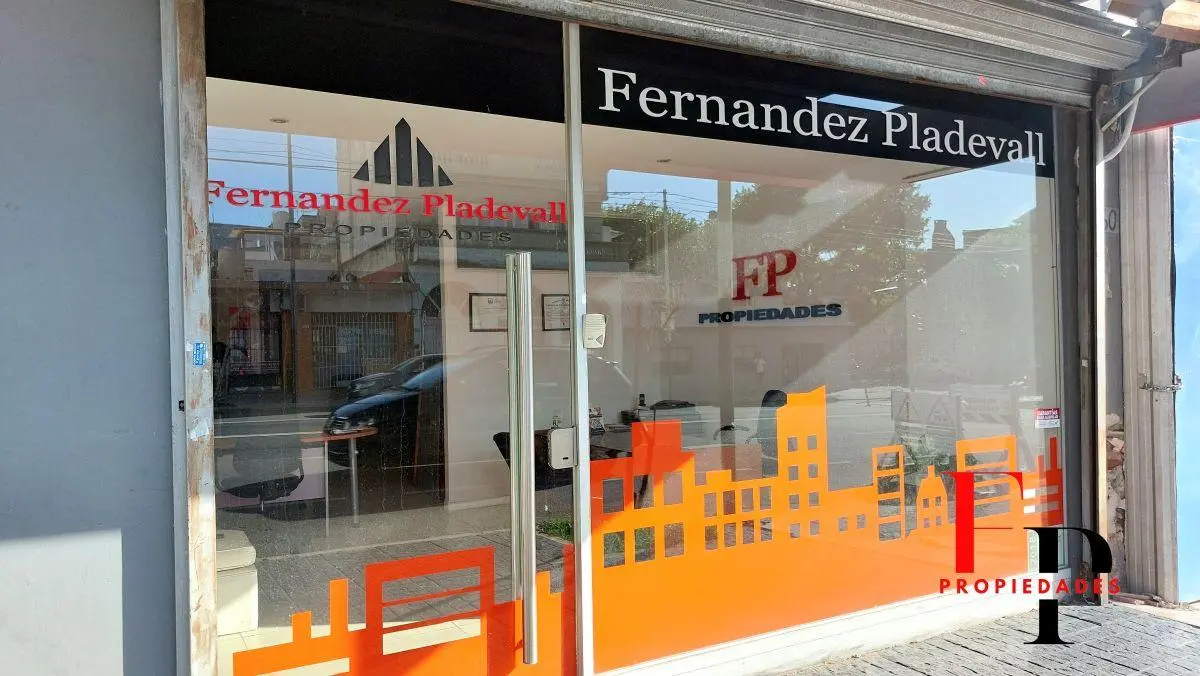 Luminoso Local Comercial sobre Av. Directorio 3500 4