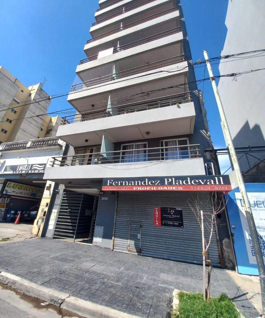Luminoso Local Comercial sobre Av. Directorio 3500