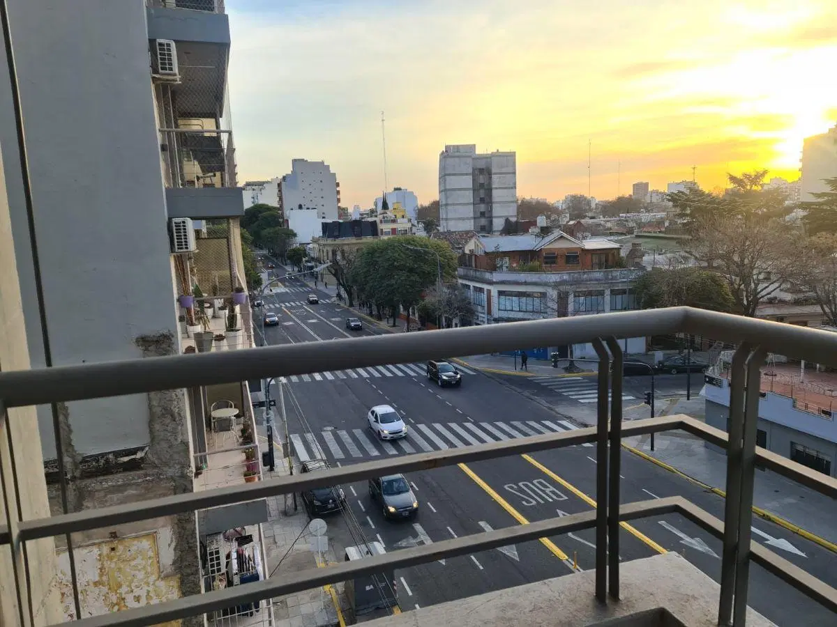 Luminoso Departamento de 2 Ambientes con Balcón Al Frente Sobre Av Directorio 3500 2