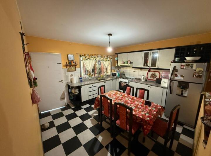 VENTA de casa TRES AMBIENTES con pileta, El Palomar. 1