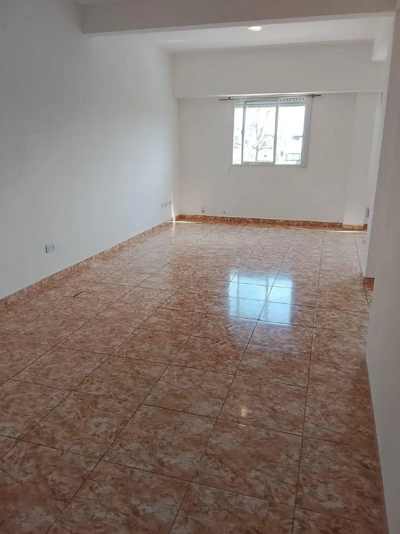 ALQUILER de departamento TRES AMBIENTES con terraza en Ramos Mejía. 2