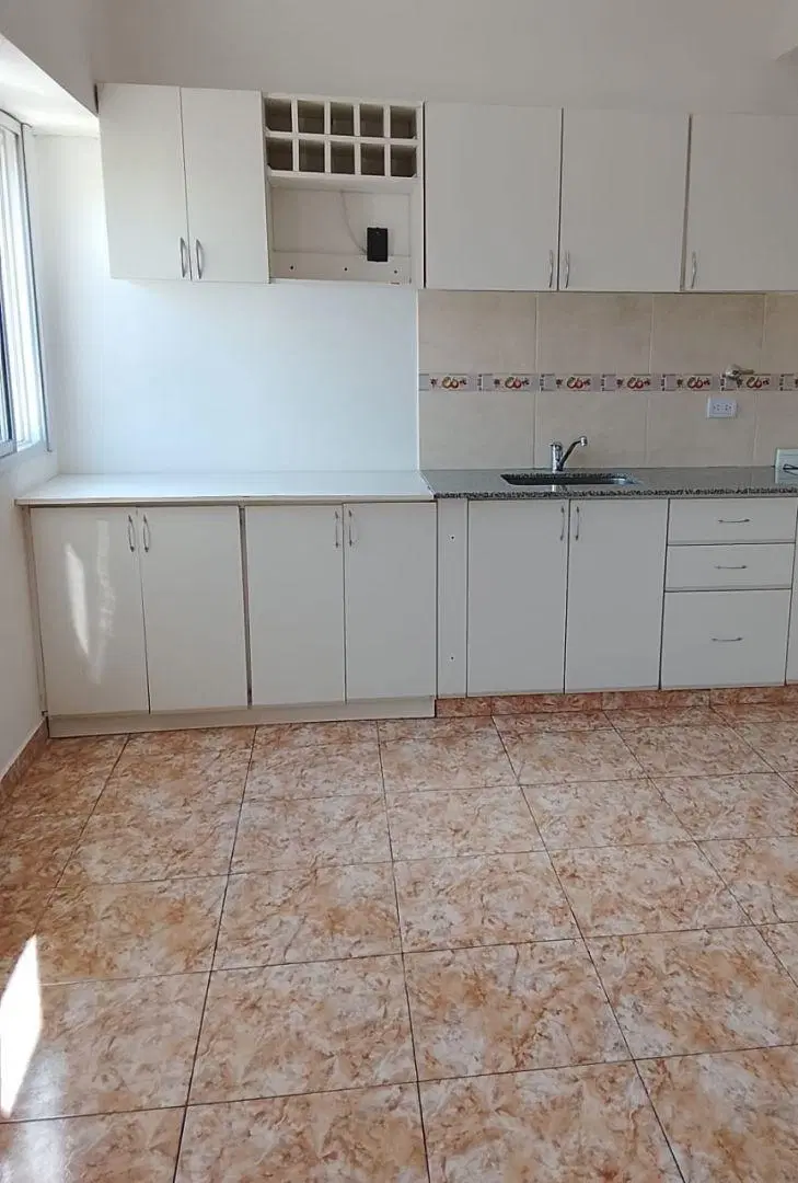 ALQUILER de departamento TRES AMBIENTES con terraza en Ramos Mejía. 1