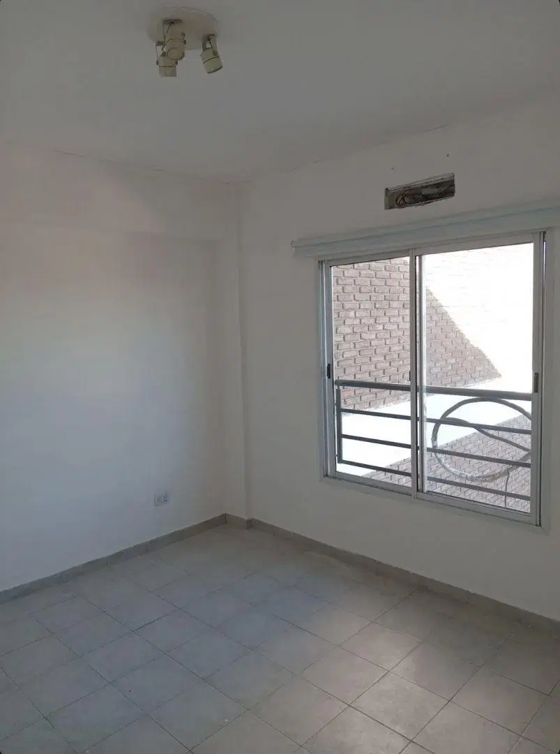 ALQUILER de departamento dos ambientes en Morón Centro. 5