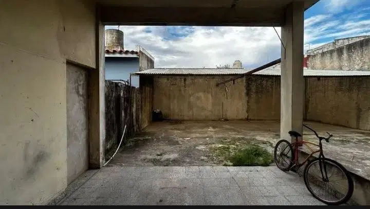 Local . | Mariano Moreno al 3000 8