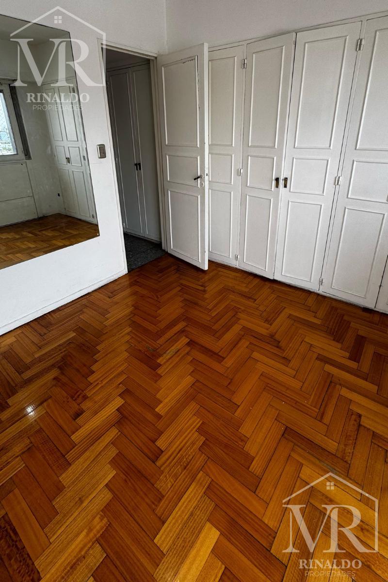 Venta - Departamento de 4 Ambientes con Balcon - Flores 5