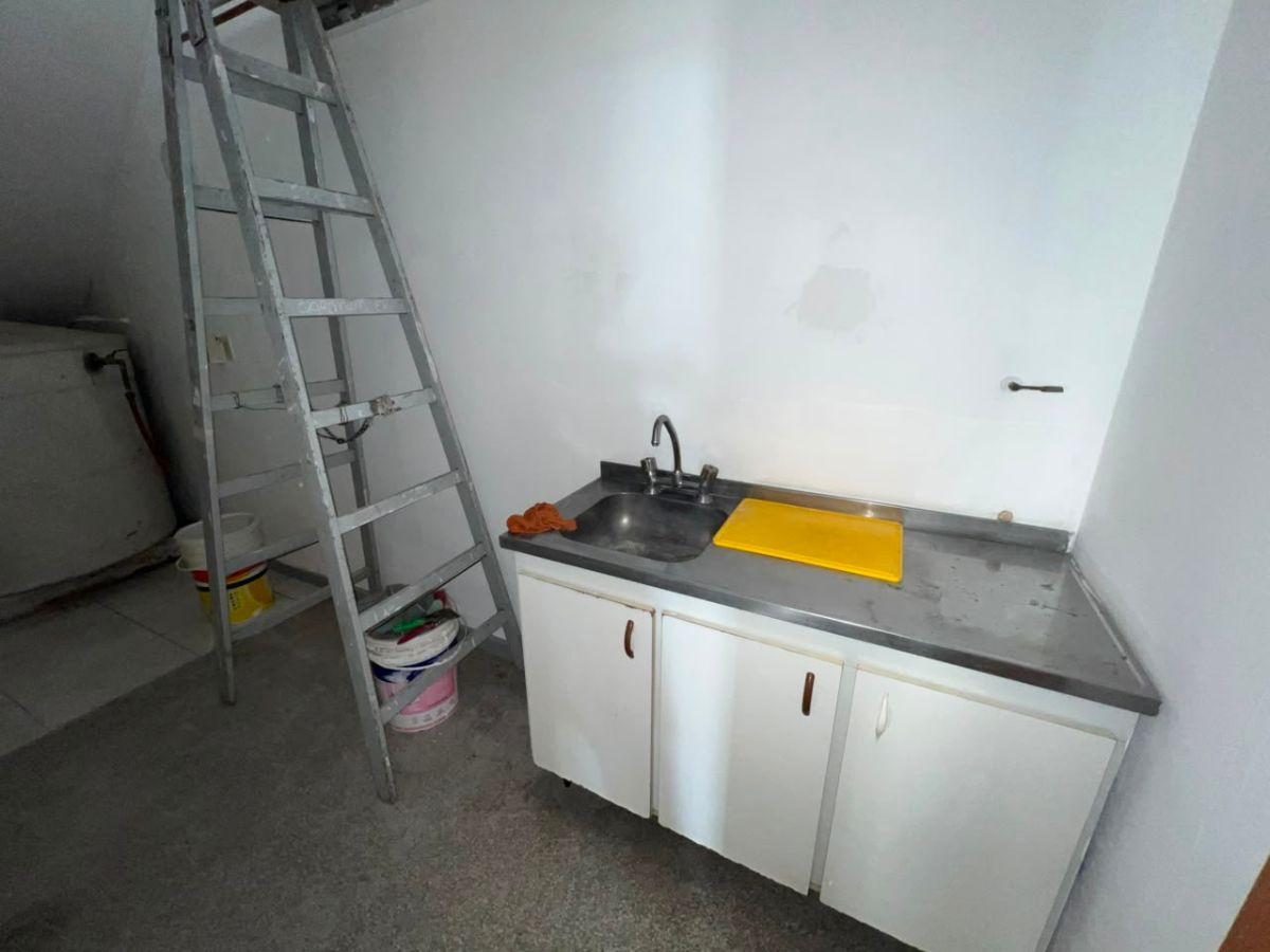 Foto de ALQUILER | PLANTA BAJA EN IMPORTANTE EDIFICIO COMERCIAL EN MATADEROS, imagen 3