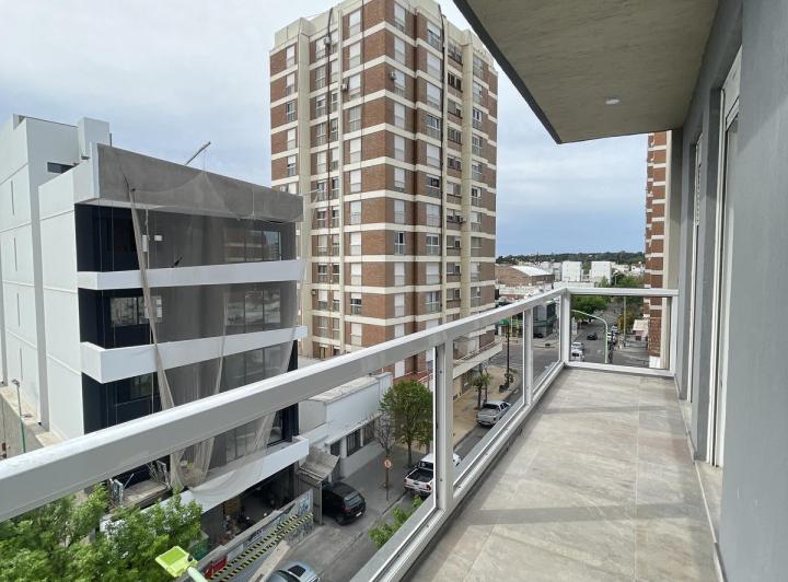 Semipiso 2 D - Con Cochera - A mts de Av. Alem 4