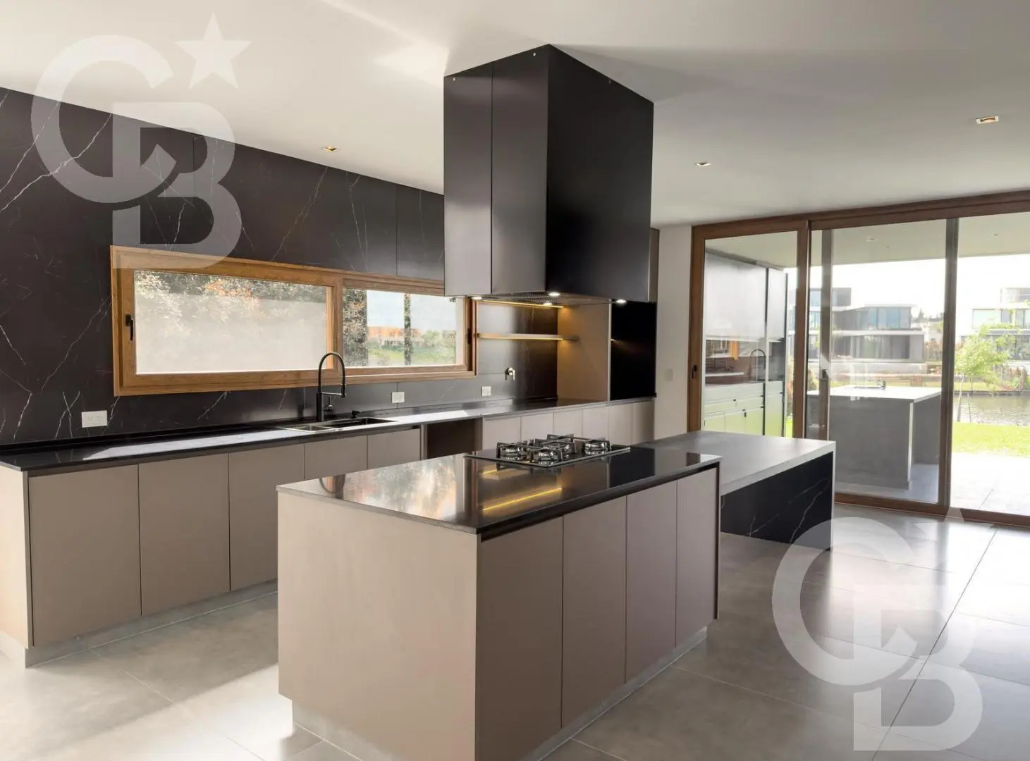 Casa en Venta y Alquiler Ubicada en Barrio Virazon, Nordelta - Vista a La Laguna - 5 Dorm 2