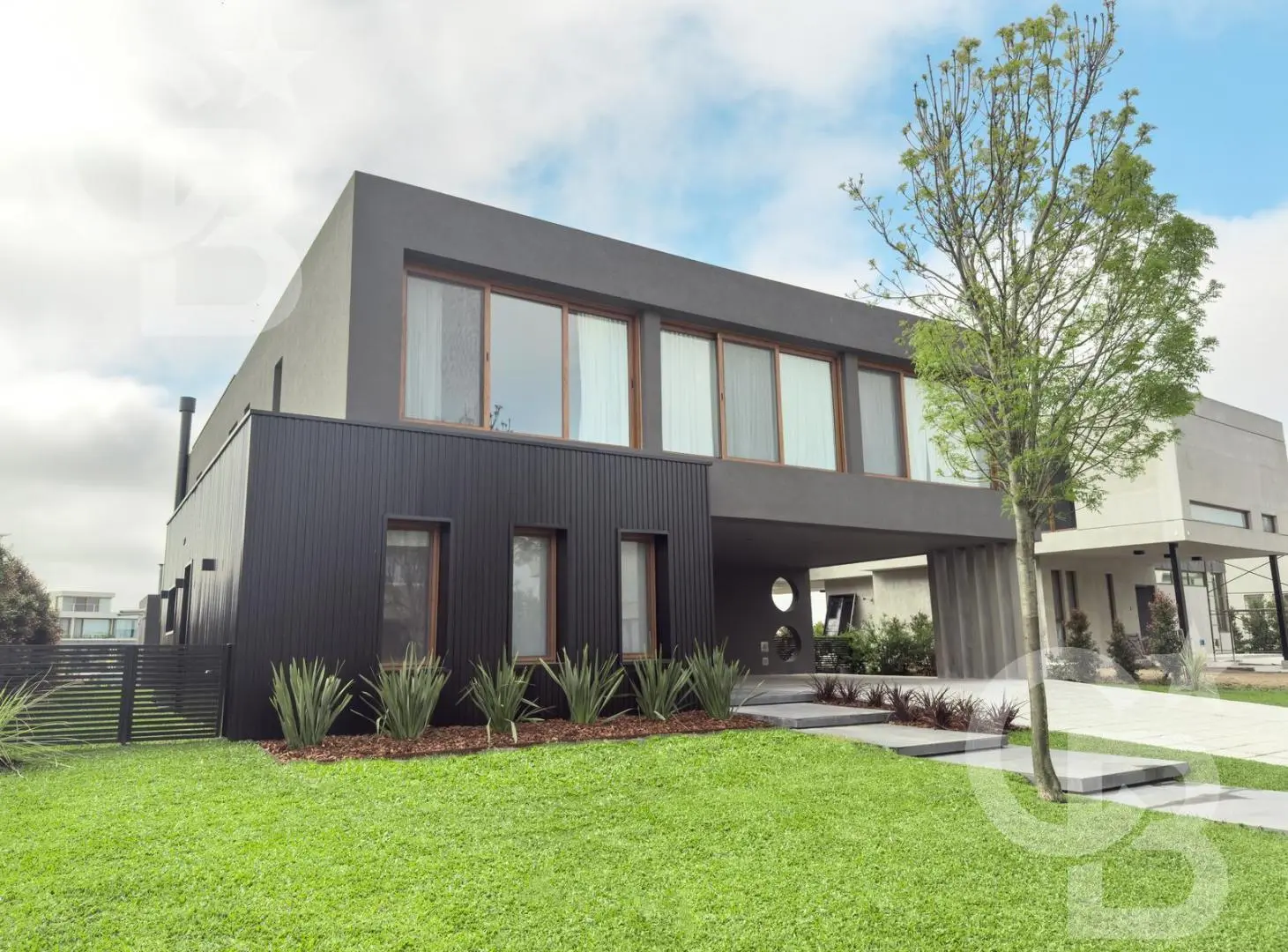 Casa en Venta y Alquiler Ubicada en Barrio Virazon, Nordelta - Vista a La Laguna - 5 Dorm 5