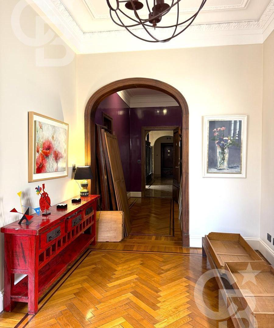 Foto de Venta Departamento en Emblematico Pasaje Rivarola - 157m2 - Piso Entero, imagen 2