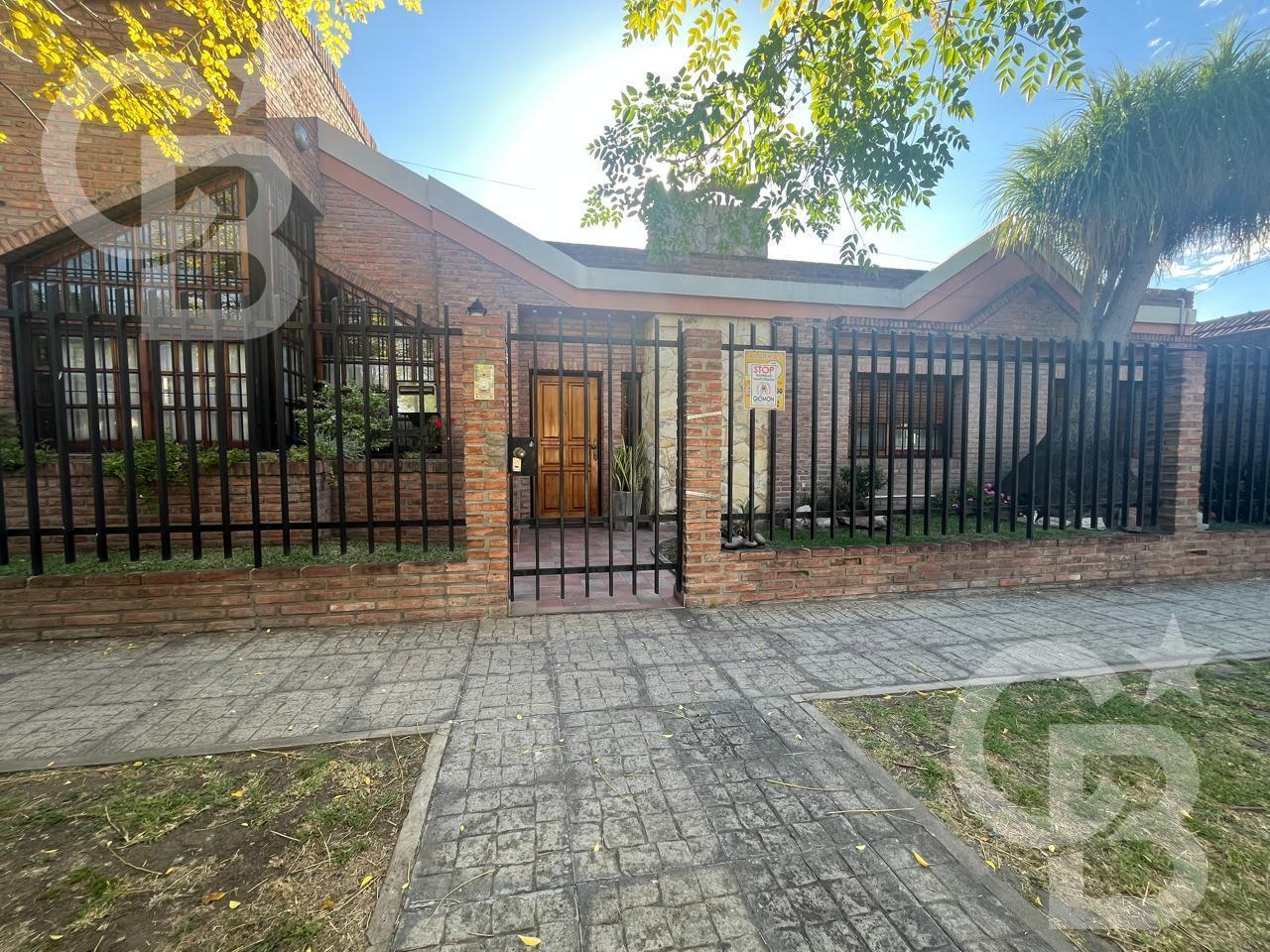 Foto de Venta Casa en Castelar de 5 ambientes con quincho y pileta, imagen 1