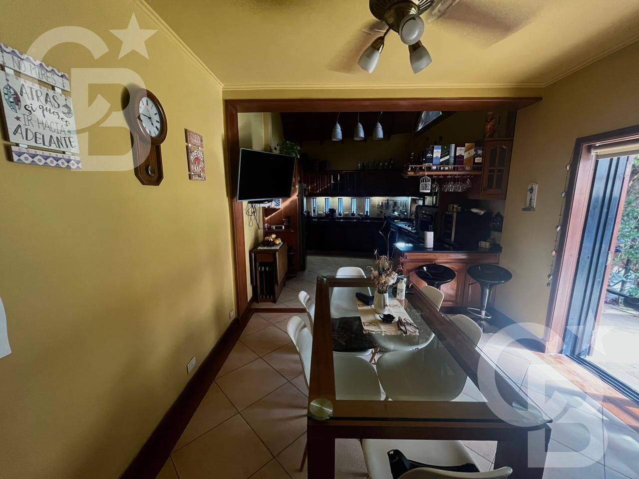 Foto de Venta Casa en Castelar de 5 ambientes con quincho y pileta, imagen 3