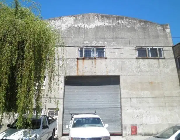 Galpón desarrollado sobre lote de 15 x 30 metros con entrada 4