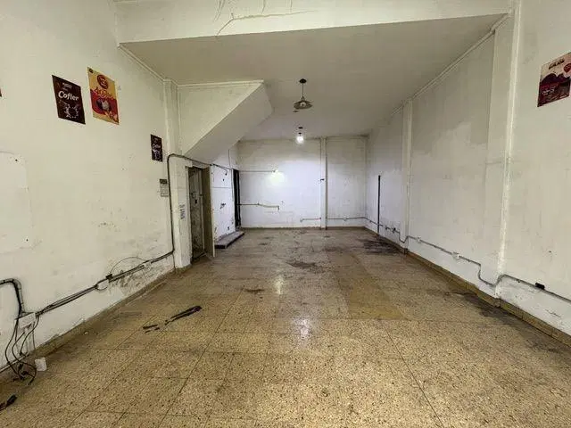 Local . | Avenida Mitre 1762 3