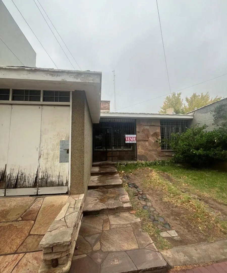 Casa en venta. Godoy Cruz. Sobre Cervantes. Apta crédito. 4