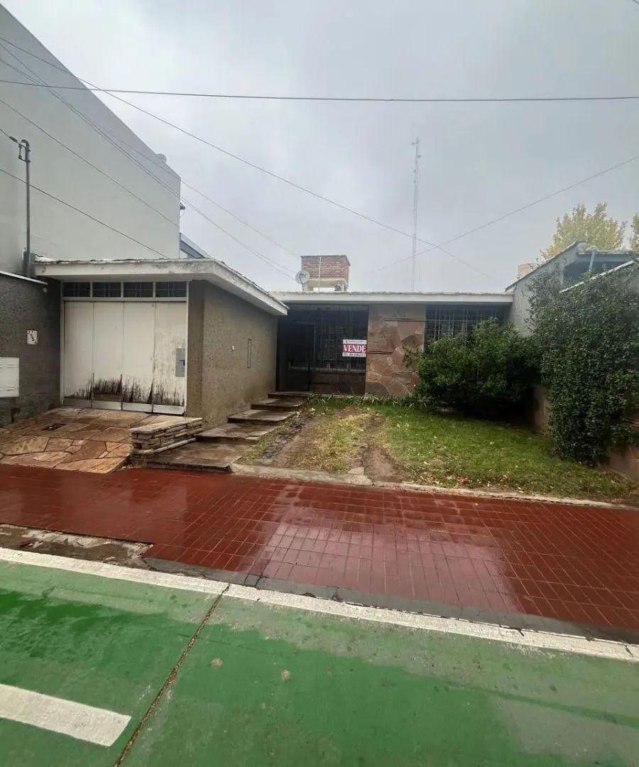 Casa en venta. Godoy Cruz. Sobre Cervantes. Apta crédito. 5