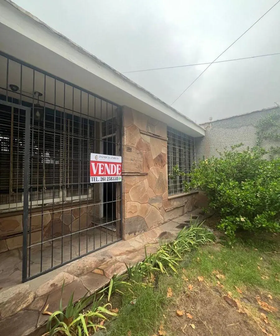 Casa en venta. Godoy Cruz. Sobre Cervantes. Apta crédito. 2