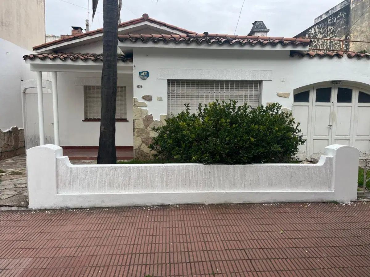 HERMOSA CASA EN JUNIORS- 2 DOR C/ COCHERA 2