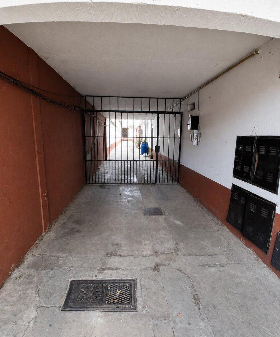 CASA DE PASILLO 2 DORMITOTIOS CON TERRAZA Y COCHERA - ARIJON 27 BIS