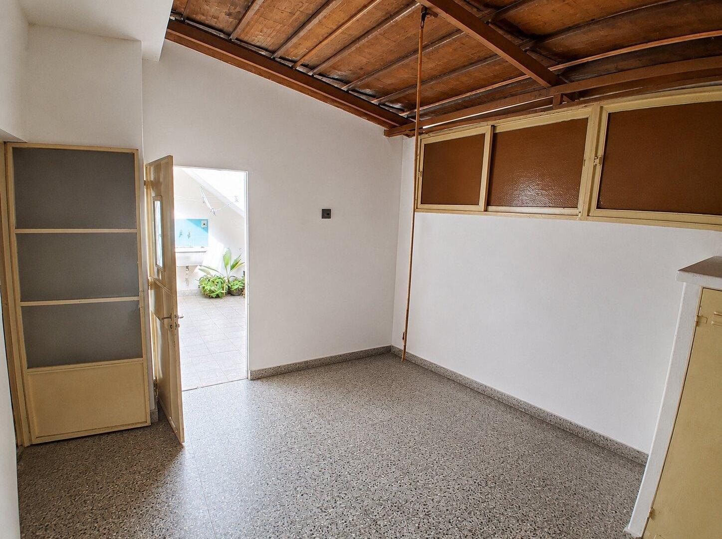 CASA DE PASILLO 2 DORMITOTIOS CON TERRAZA Y COCHERA - ARIJON 27 BIS