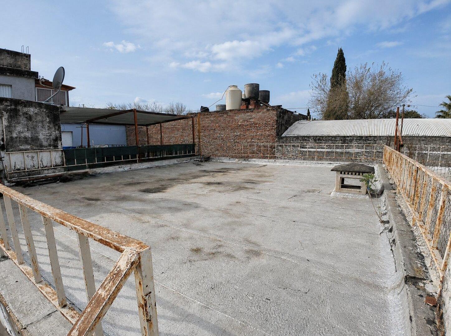 CASA DE PASILLO 2 DORMITOTIOS CON TERRAZA Y COCHERA - ARIJON 27 BIS
