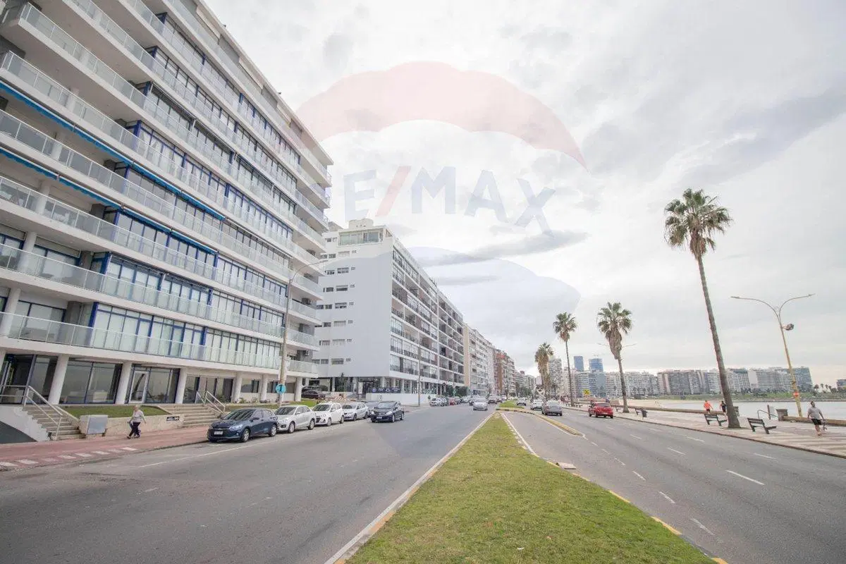 VENTA Pocitos Rambla – Amplio apto a reciclar 3
