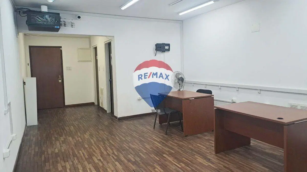 VENTA OFICINA CON RENTA CIUDAD VIEJA 5
