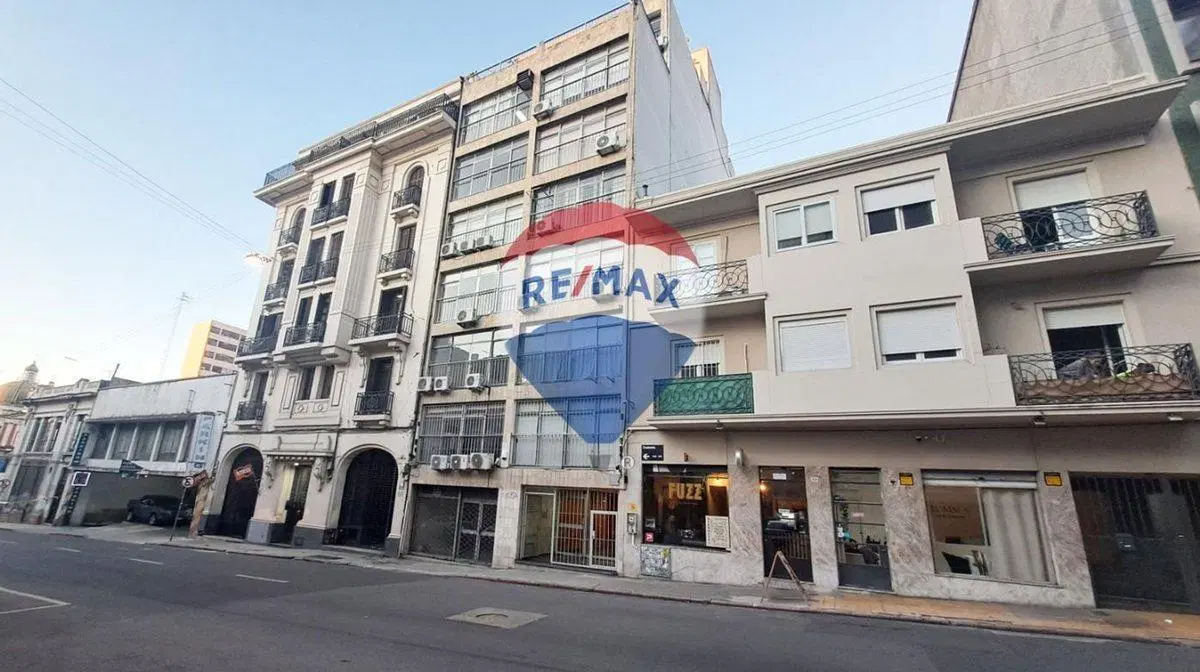 VENTA OFICINA CON RENTA CIUDAD VIEJA 4
