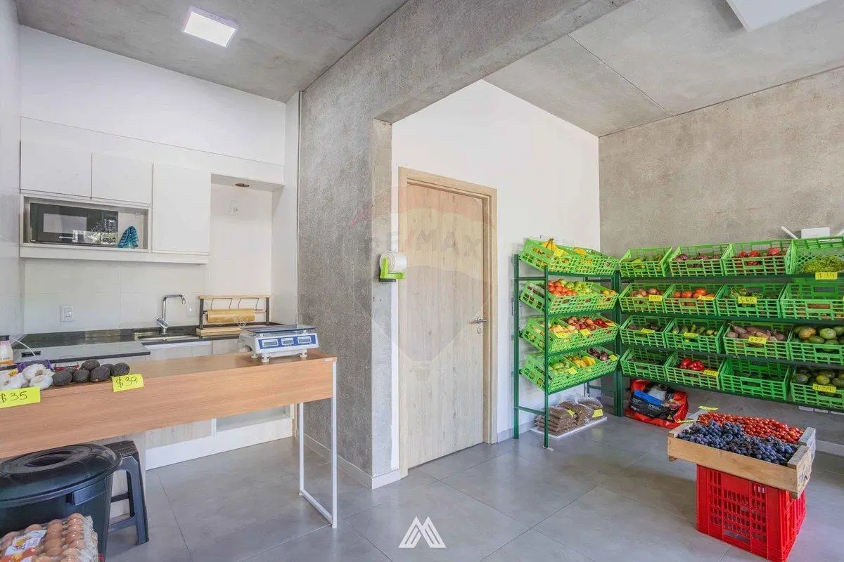 VENTA LOCAL COMERCIAL CON RENTA 6% TRES CRUCES 4