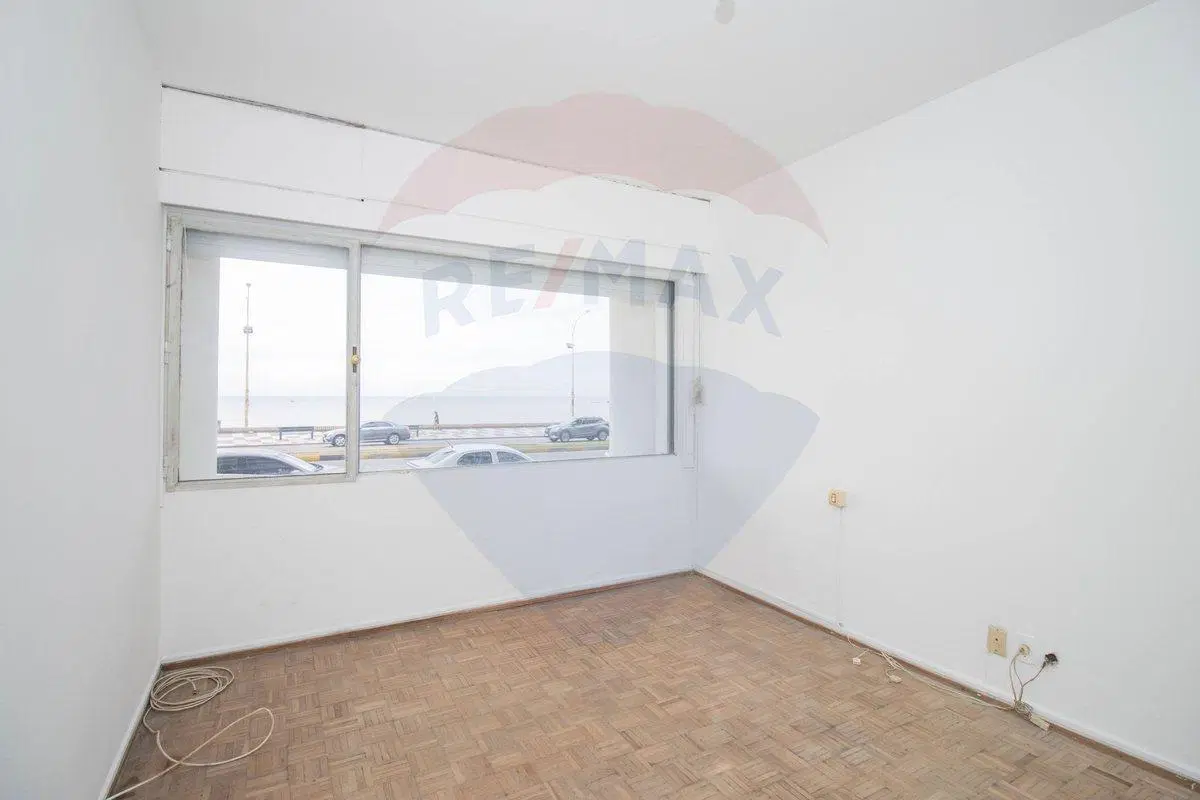 VENTA Pocitos Rambla – Amplio apto a reciclar 4