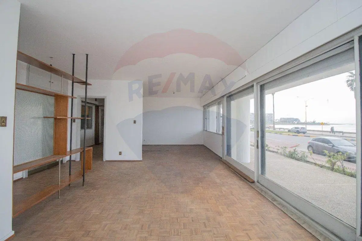 VENTA Pocitos Rambla – Amplio apto a reciclar 3